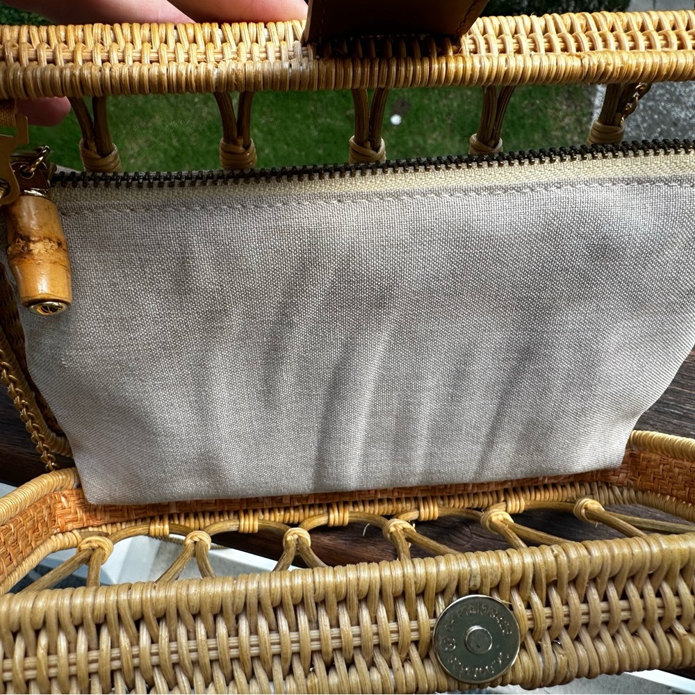 Rattan/Wicker Clutch or Crossbody. Detachable Gold chain. Interior bag linen. - Picture 3 of 6